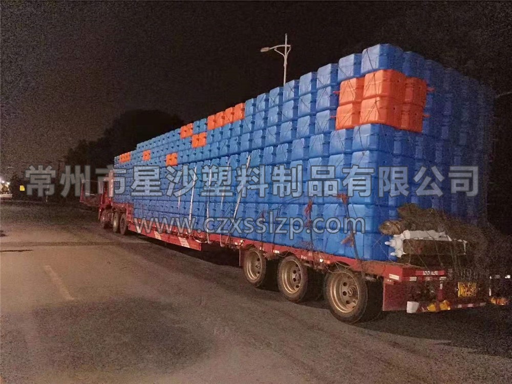夜幕降臨，華燈初上，又一輛水上樂園浮筒裝滿車準(zhǔn)備啟程