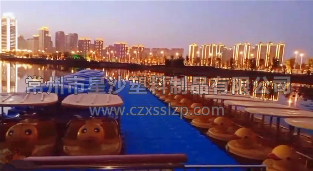 水上樂園浮筒和水上娛樂設(shè)施在夜色燈光的襯托下，藍(lán)紅黃輝映，異常唯美3