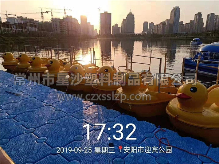 水上樂園浮筒和水上娛樂設(shè)施在夜色燈光的襯托下，藍(lán)紅黃輝映，異常唯美2