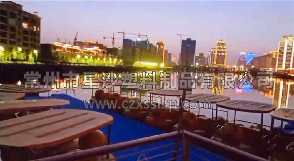 水上樂園浮筒和水上娛樂設(shè)施在夜色燈光的襯托下，藍(lán)紅黃輝映，異常唯美4