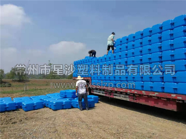 圖為水上木屋浮筒當(dāng)天發(fā)貨后，安全抵達(dá)安徽亳州安裝地，工人們正在進(jìn)行卸車(chē)作業(yè)。