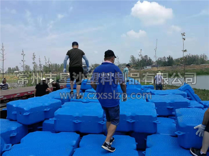 圖為水上木屋浮筒當(dāng)天發(fā)貨后，安全抵達(dá)安徽亳州安裝地，工人們正在進(jìn)行卸車(chē)作業(yè)2