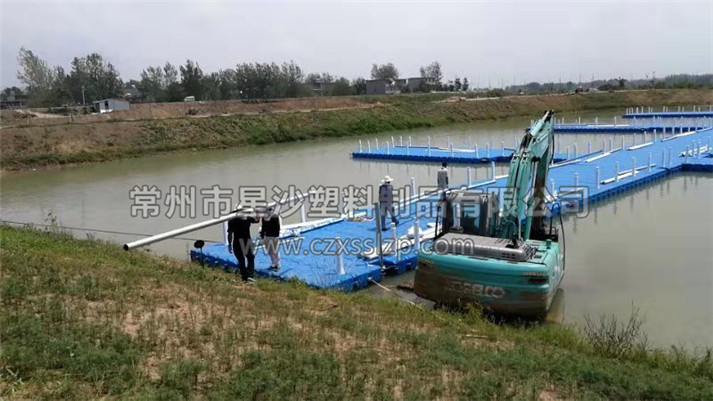 水上木屋浮筒平臺(tái)已經(jīng)按照?qǐng)D紙要求安裝完畢，圖為挖機(jī)正在進(jìn)行鋼管打樁工作。