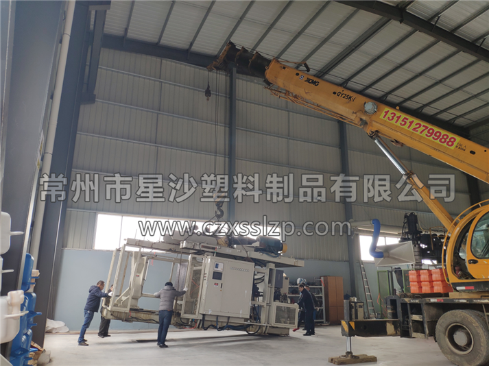 吹塑機(jī)在汽車吊師傅嫻熟的操作下，輕拿輕放，有條不紊的進(jìn)行卸車作業(yè)3