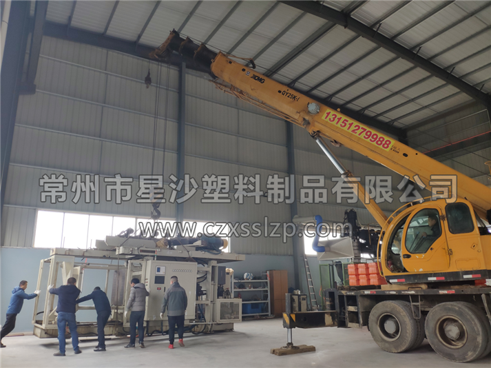 吹塑機(jī)在汽車吊師傅嫻熟的操作下，輕拿輕放，有條不紊的進(jìn)行卸車作業(yè)5