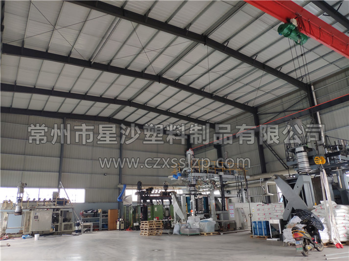 吹塑機(jī)在汽車吊師傅嫻熟的操作下，輕拿輕放，有條不紊的進(jìn)行卸車作業(yè)4